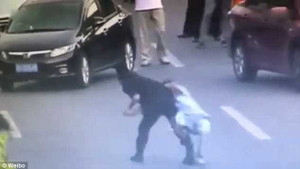 Xem nữ đặc nhiệm bẻ tay gã đàn ông cầm dao