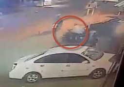 Mải chụp ảnh tự sướng, thiếu nữ bị cướp iPhone giữa phố Sài Gòn