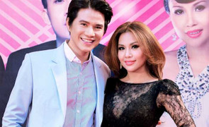 Minh Tuyết dạn dĩ bên MC Vũ Mạnh Cường