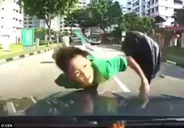 Lao qua đường như tên bắn, bé trai bị ôtô hất văng