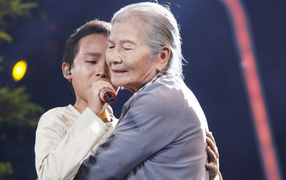 Khán giả giàn giụa nước mắt khi nghe Hồ Văn Cường hát 'Bà Năm'