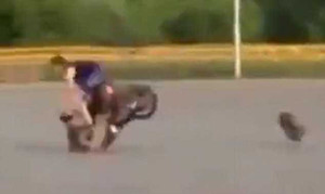 Xe máy đang đi thì văng bánh, thanh niên tiếp đất bằng mặt