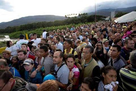 Biển người Venezula đói lả chờ 'xuất ngoại' mua bột mỳ, đường