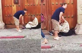 Clip người đàn ông cởi giày tặng người vô gia cư gây 'bão' mạng