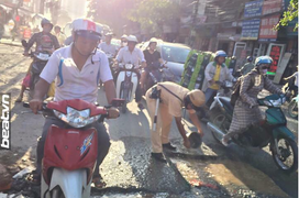 Hành động của chiến sĩ CSGT giữa trời nắng khiến nhiều người xúc động