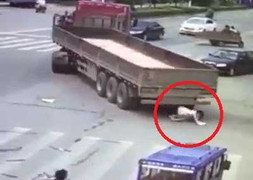 Kinh hãi xe tải cua sát, 'nuốt chửng' thiếu nữ vào gầm