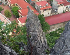 Rùng mình tảng đá nhọn hoắt chờ đổ trên đầu trường mầm non