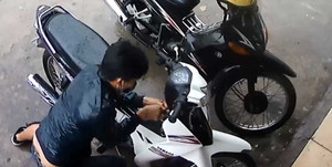 Video: Tên trộm phá khóa xe máy bất thành ở Đồng Nai