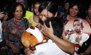 Xúc động hình ảnh Hồ Văn Cường gặp lại cô giáo cũ tại chung kết Vietnam Idol Kids