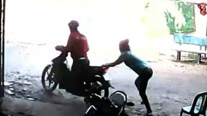 Bị giật điện thoại, cô gái tay không kéo đổ xe tên cướp