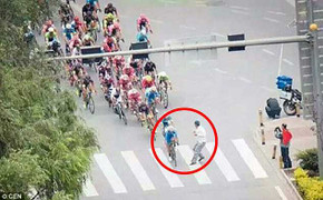 'Hồn nhiên' sang đường giữa cuộc đua xe đạp và cái kết thảm hại