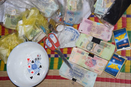 Gần 40 con bạc sát phạt trong quán cà phê ở Huế