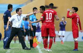 Trưởng đoàn HAGL: Không yêu cầu đá vẽ vời, đi qua 2,3 người như trước nữa