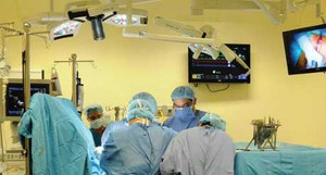 BV Việt Đức mổ nhầm chân: Bác sỹ 'doạ' giải quyết theo pháp luật nếu gia đình không 'kín miệng'?