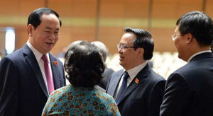 Ảnh: Giây phút trò chuyện vui vẻ của ĐBQH bên hành lang nghị trường