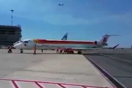 Kinh ngạc 11 nhân viên hợp sức đẩy máy bay 36 tấn vào đường băng