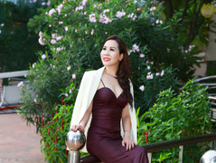 Nữ hoàng Kim Chi xinh đẹp đi trao giải người đẹp