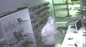 Bi hài tên cướp đâm sầm vào cửa kính khi cố tẩu thoát