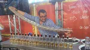Nhân viên pha chế biểu diễn tuyệt kỹ rót rượu không thể tin nổi
