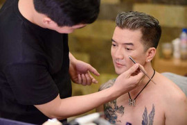 Đàm Vĩnh Hưng lộ hình xăm rồng xanh trong hậu trường MV mới