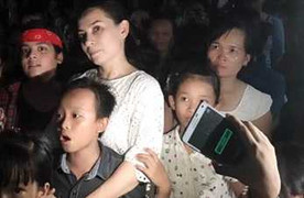 Clip: Hồ Văn Cường hạnh phúc hát trong sự chào đón của hàng trăm người dân Tiền Giang