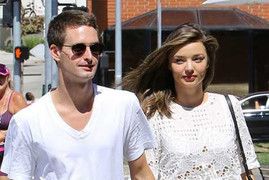 Miranda Kerr nhận lời cầu hôn của tỷ phú trẻ nhất thế giới