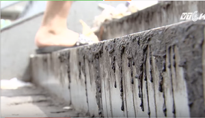 Nắng nóng, cầu đi bộ ở Hà Nội chảy nhựa nhem nhuốc