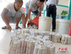 Nhân viên ngân hàng 'toát mồ hôi' khi khách đưa 200 cọc tiền xu gửi tiết kiệm