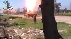 Phe nổi dậy Syria ném lựu đạn, xe tăng quân Assad nổ tung