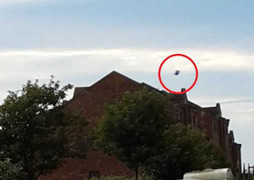 'UFO' màu đen bí ẩn, hình thù kỳ dị lơ lửng 15 phút trên bầu trời