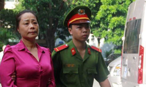 Diễn biến bất ngờ trong phiên xử hoa hậu quý bà