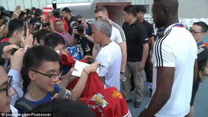 Vừa sang MU, Mourinho đã khiến fan Chelsea đau thắt lòng