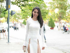 Những bộ váy không hiểu mặc nội y như thế nào của sao Việt