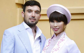 Sau lần trao giấy đăng ký kết hôn ồn ào, Hà Anh tổ chức lễ ăn hỏi giản dị