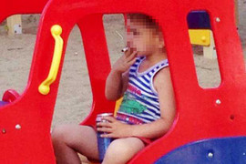 Cậu bé 5 tuổi ở Nga hút thuốc, uống bia 'như người lớn'