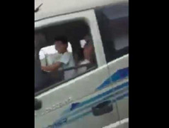 Hoảng hồn clip bố ngủ say để con nhỏ cầm lái xe tải trên quốc lộ