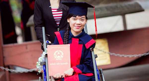 Nữ sinh bị liệt 2 chân vẫn đạt 7,05 điểm tiếng Anh