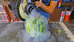 Đổ nitơ lỏng vào ruột dưa hấu và cái kết bất ngờ