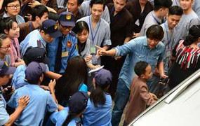 Hồ Văn Cường bị khán giả vây kín khi đi diễn ở chùa