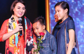 Hồ Văn Cường cùng hai chị gái lên sân khấu tặng hoa cho mẹ nuôi Phi Nhung