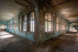 Rùng mình khung cảnh bên trong bệnh viện hoang tàn từng điều trị cho Hitler