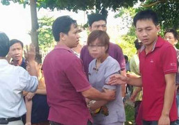 Người phụ nữ lén lút vào chùa ban đêm, dân vây kín cửa chùa