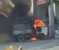 Ôtô tải đột ngột bốc cháy dữ dội trên phố Hà Nội