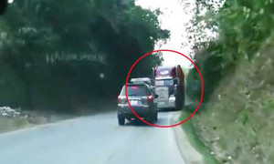 Container vượt ẩu trên đường đèo, ôtô con suýt mất mạng