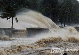 Tin mới nhất về bão số 1: Đồ Sơn mưa như trút, sóng vượt bờ kè đánh tràn lên đường
