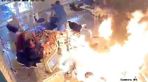 Điên cuồng tưới xăng định đốt người, gã đàn ông tự thiêu cháy mình