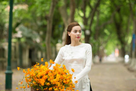 Hồ Ngọc Hà bất ngờ xuất hiện dịu dàng, xinh đẹp trên phố Hà Nội