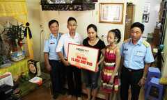 Thăm và tặng quà cho các gia đình phi công tổ bay vụ tai nạn máy bay Su30-MK2 và CASA-212