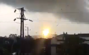 Bắc Ninh: Lốc xoáy như đâm thủng bầu trời, đường dây điện phát nổ sáng lòa