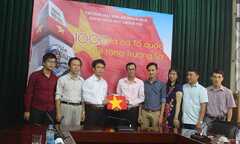 Phóng viên ủng hộ cờ tổ quốc gửi tặng Trường Sa